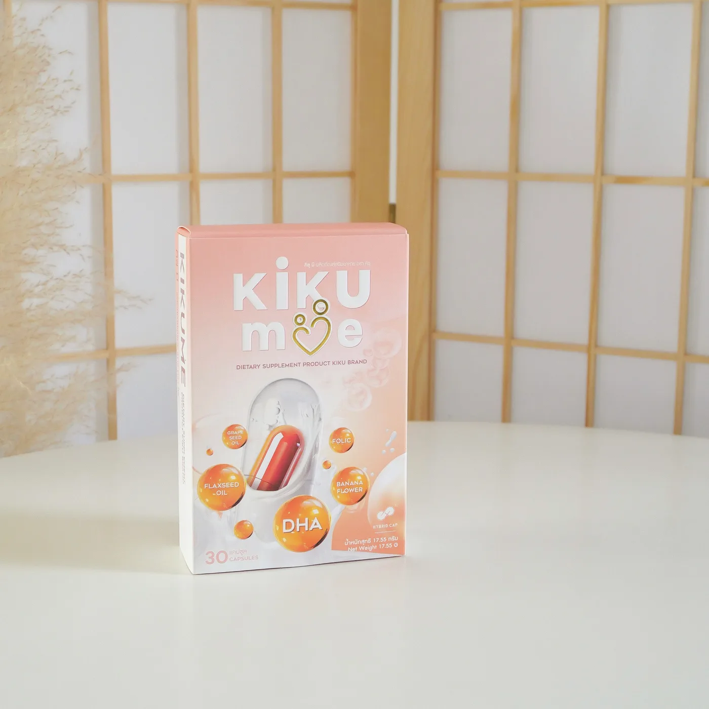 กล่อง KikuMe บนโต๊ะสีครีม